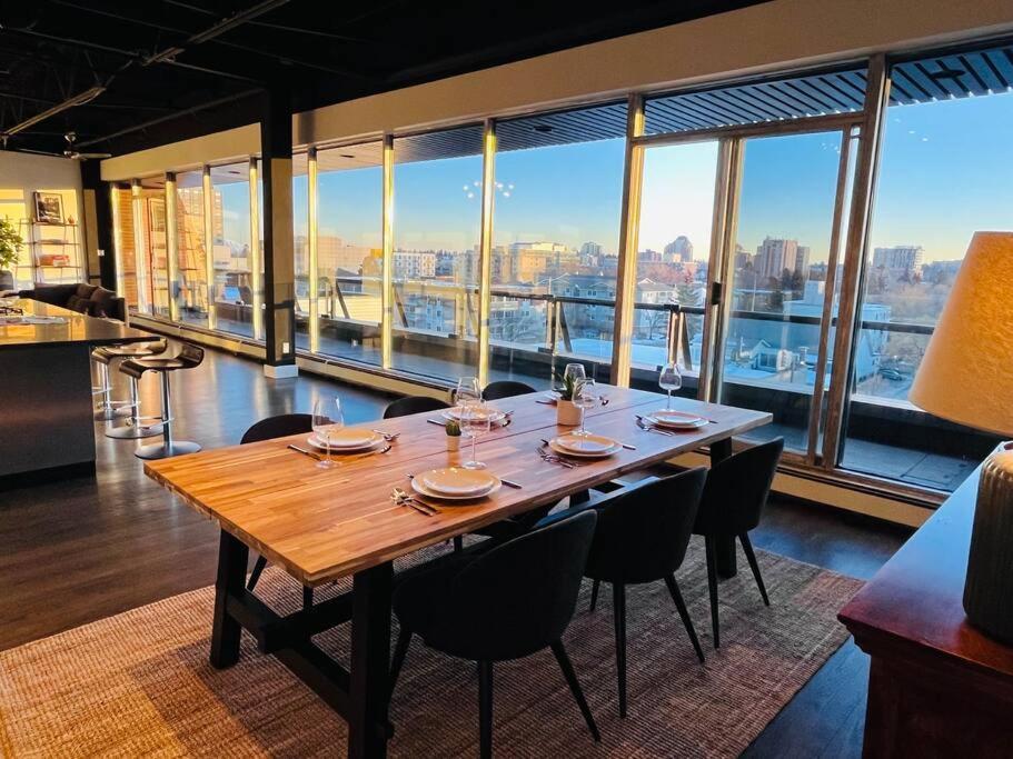 Sunny Penthouse On 17Th Ave, 1 Bedroom, 1 Loft Bed With Ladder, 1 Sofa Bed, Sleeps 6, Downtown 卡加利 外观 照片